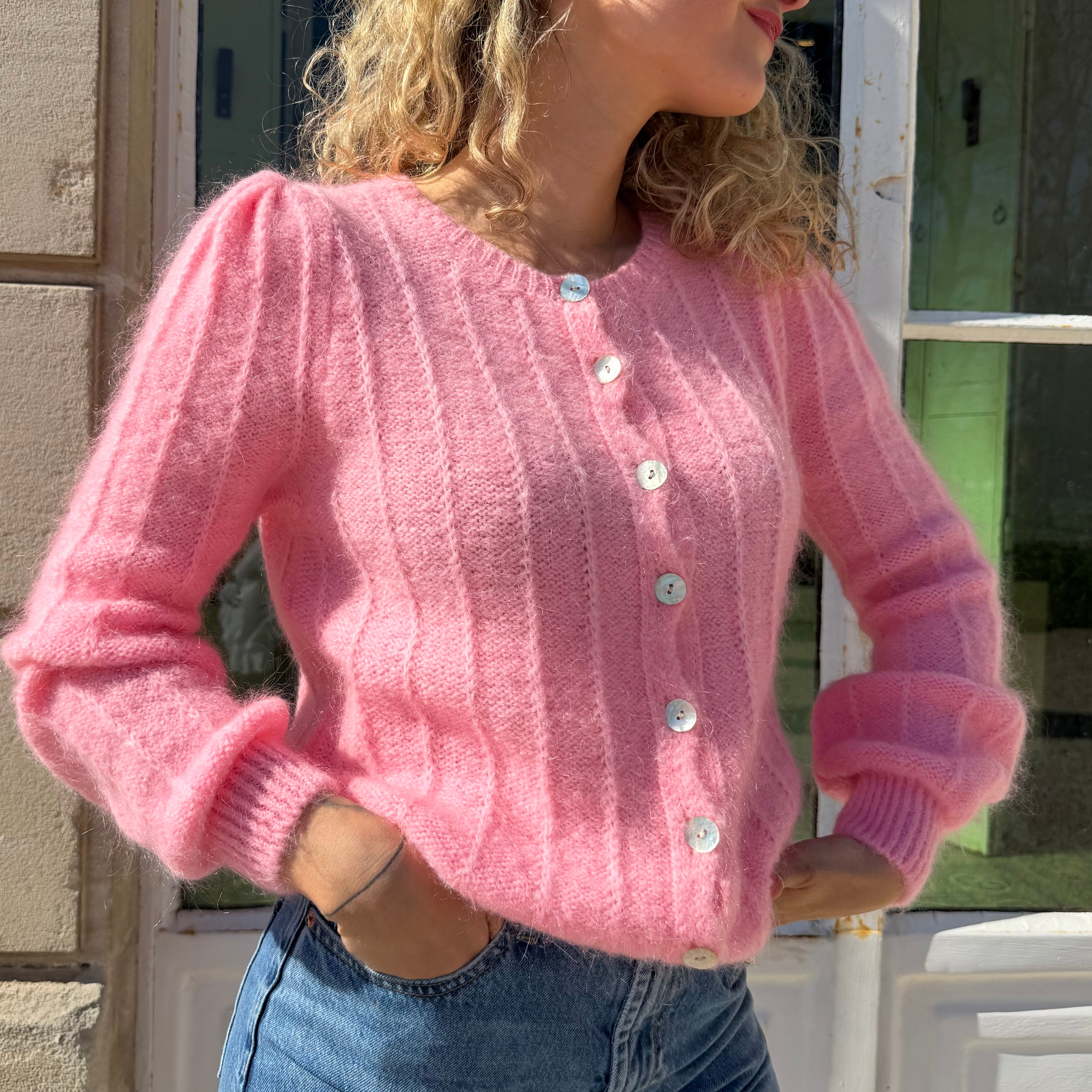 Gilet MONIKA douce maille rose à fines côtes.