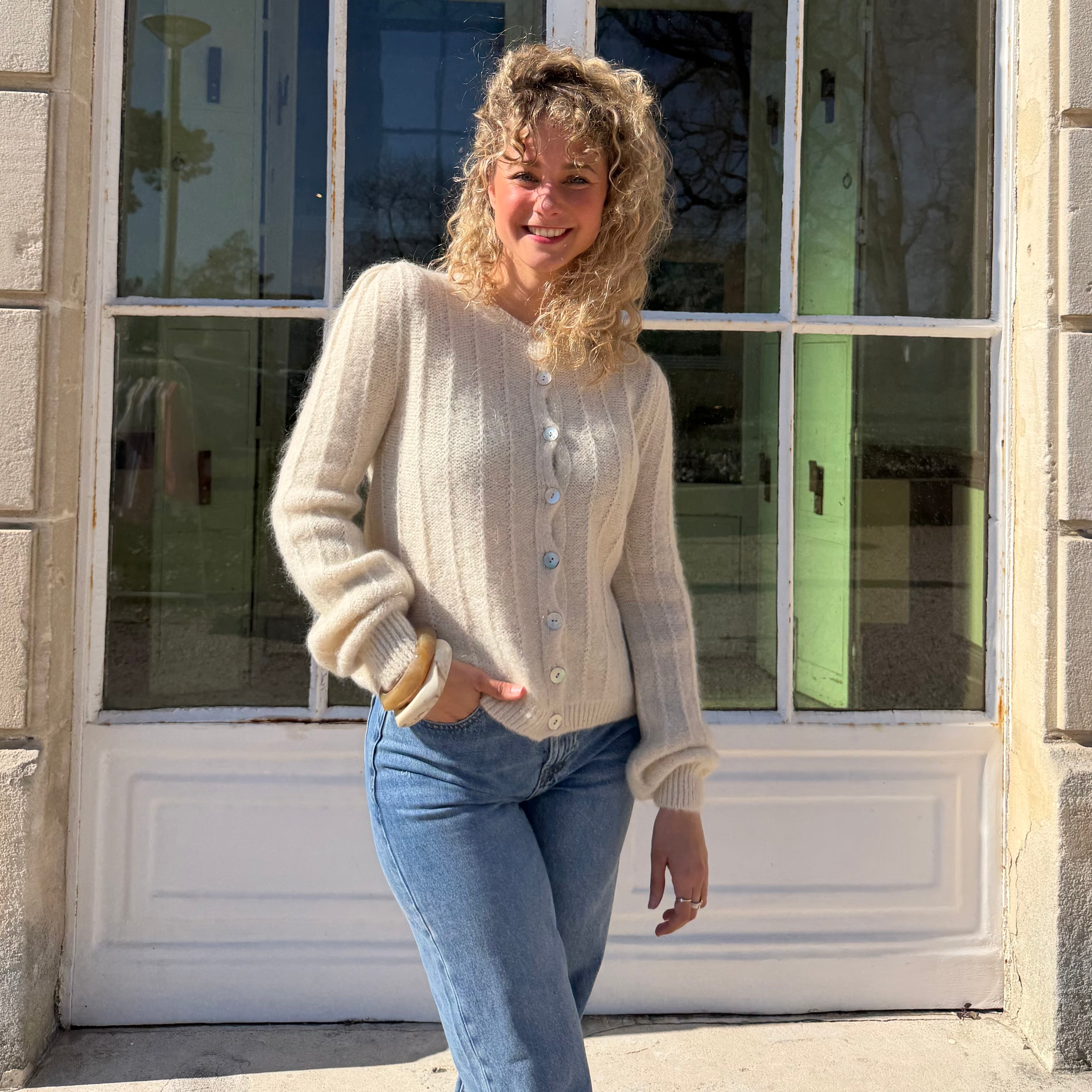 Gilet MONIKA douce maille beige à fines côtes.