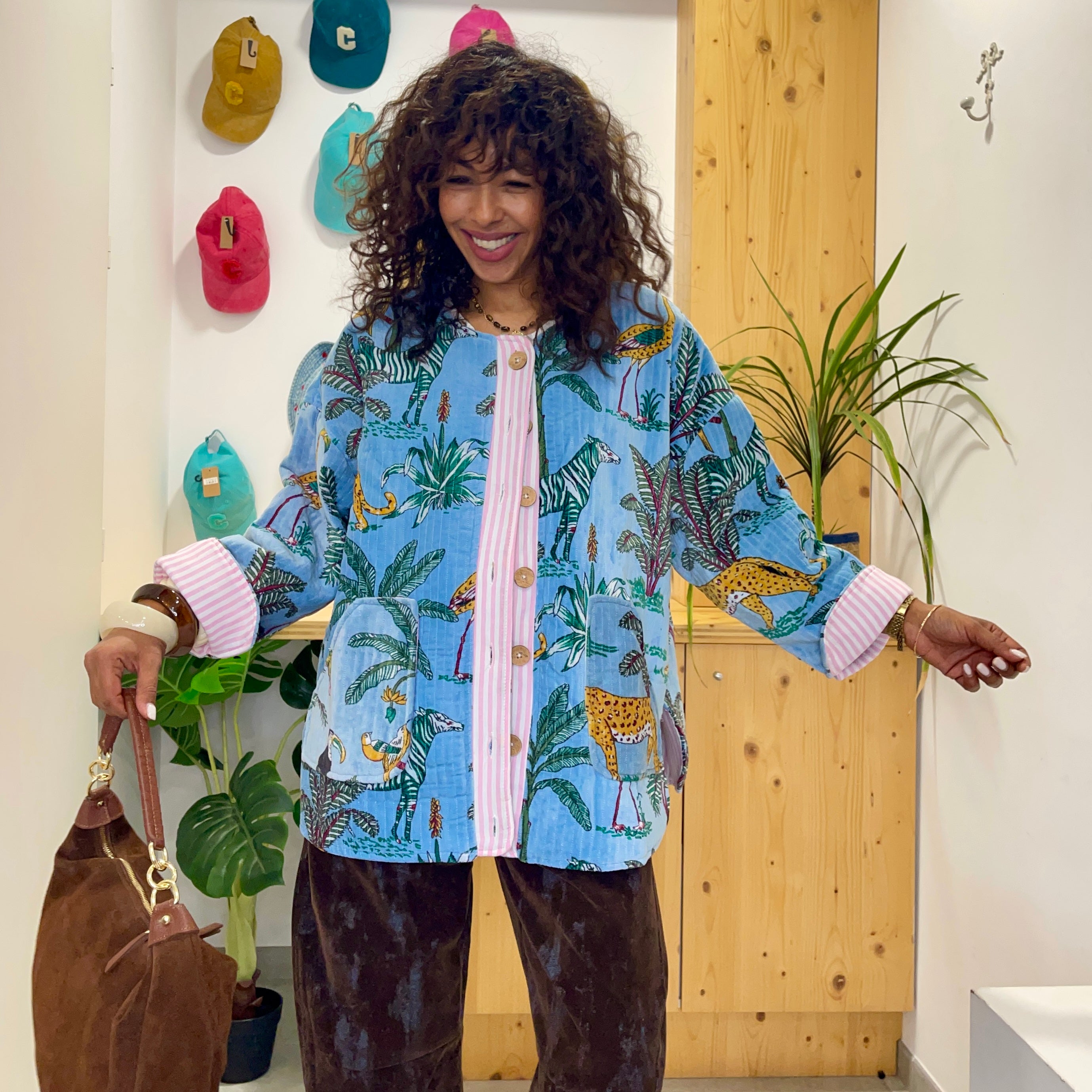 Veste oversize effet velours matelassé JUDITH bleu turquoise ornée d'illustrations végétales et animales