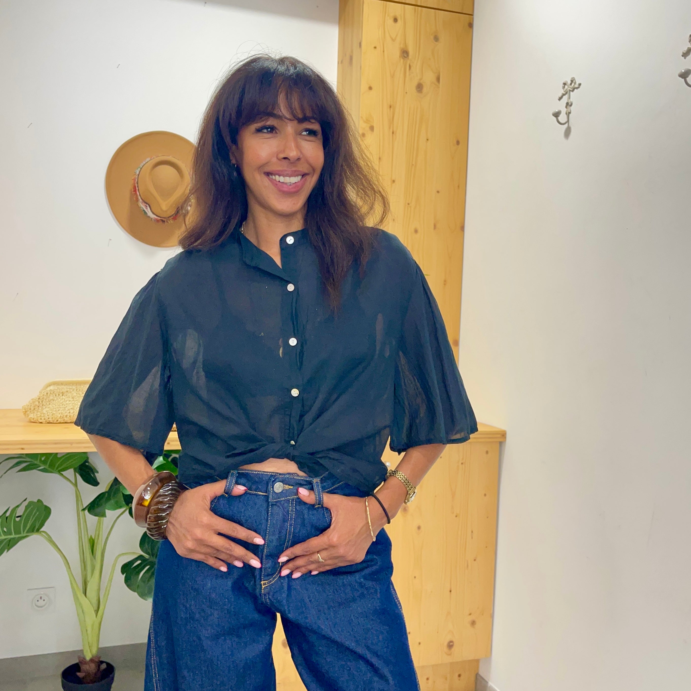 Blouse ARI noire en voile de coton