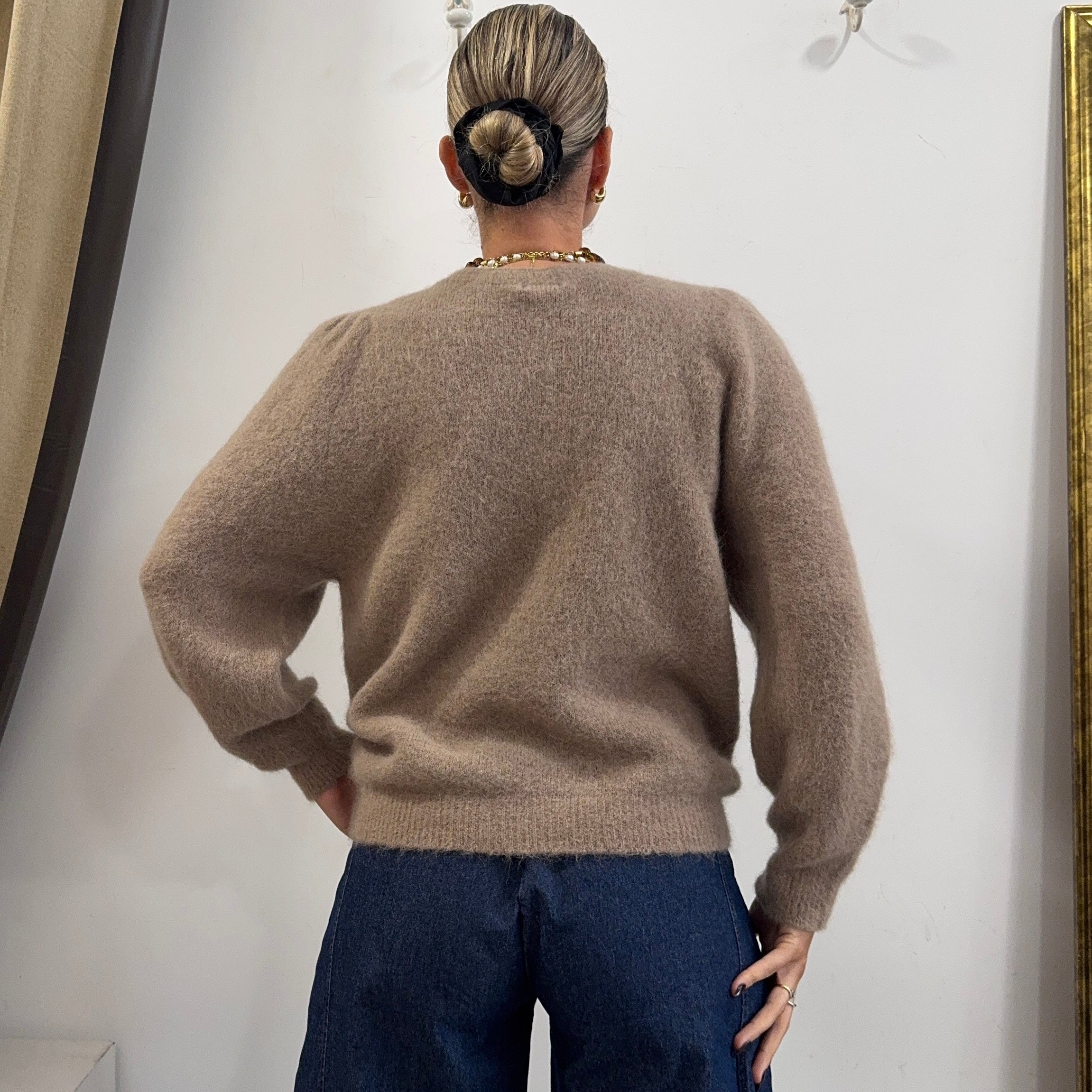 Pull en laine et alpaga à col rond PAUL beige doté de légères fronces sur les épaules