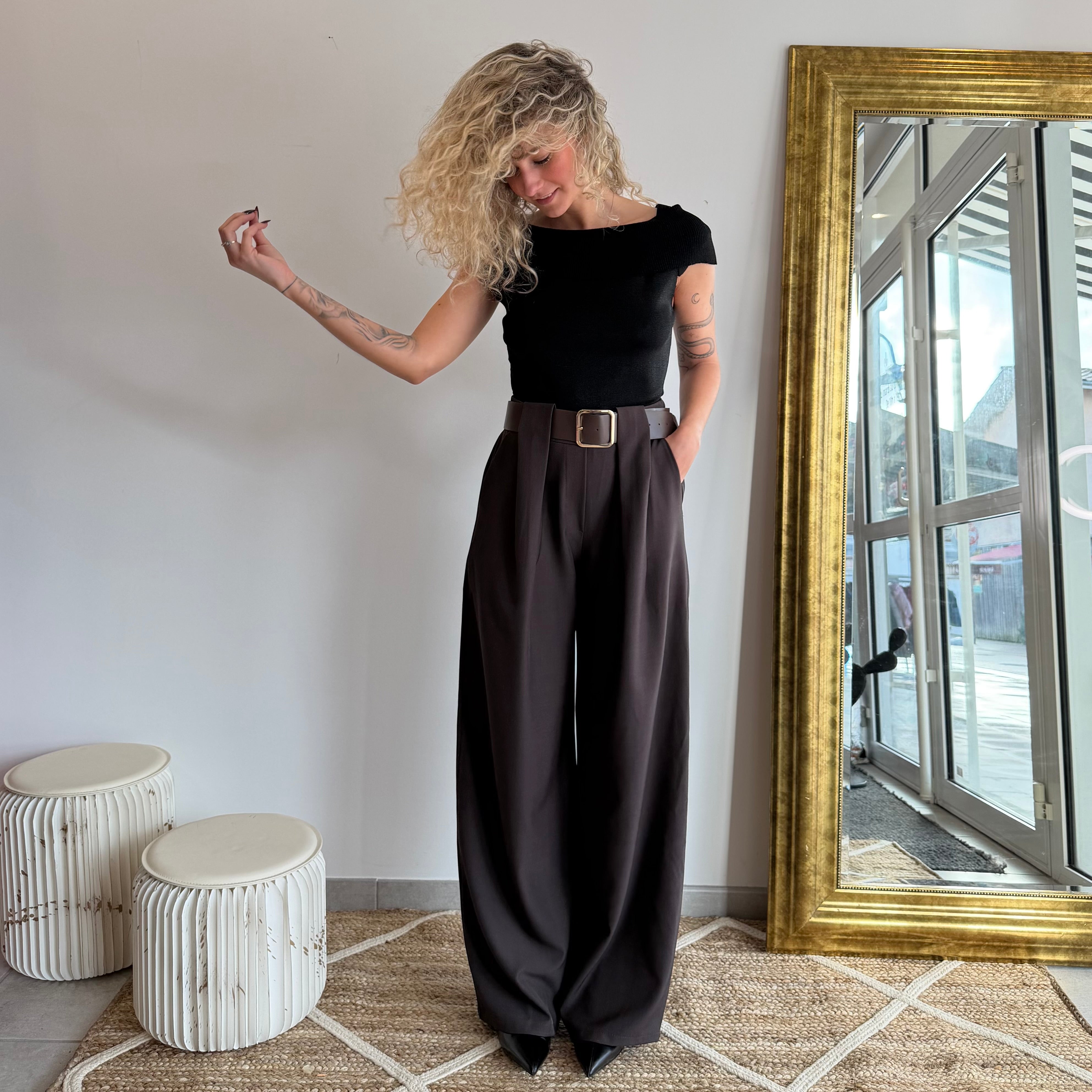 Pantalon tailleur SUSY marron à la coupe fluide