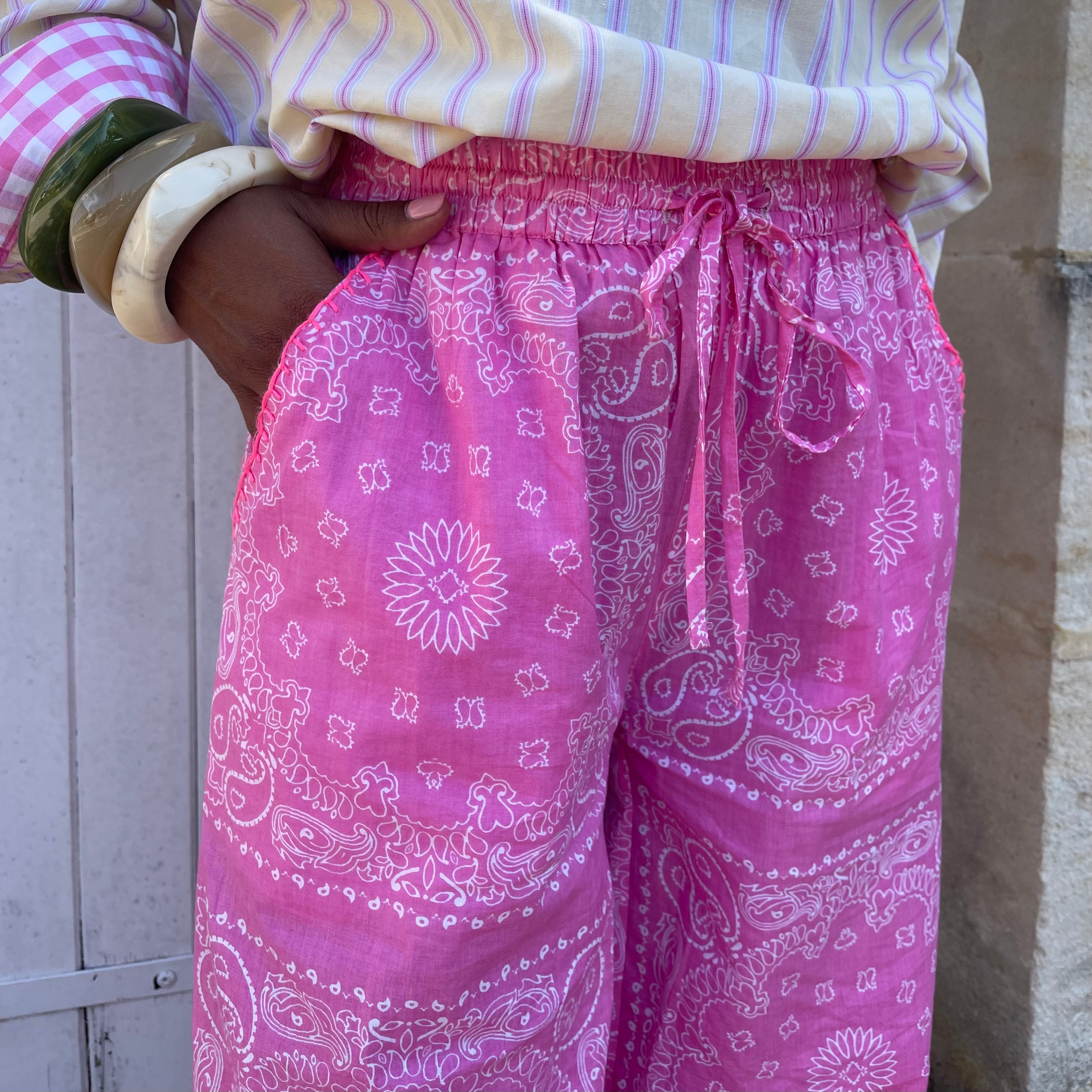 Pantalon KOTO imprimé bandana rose à la coupe fluide et légère