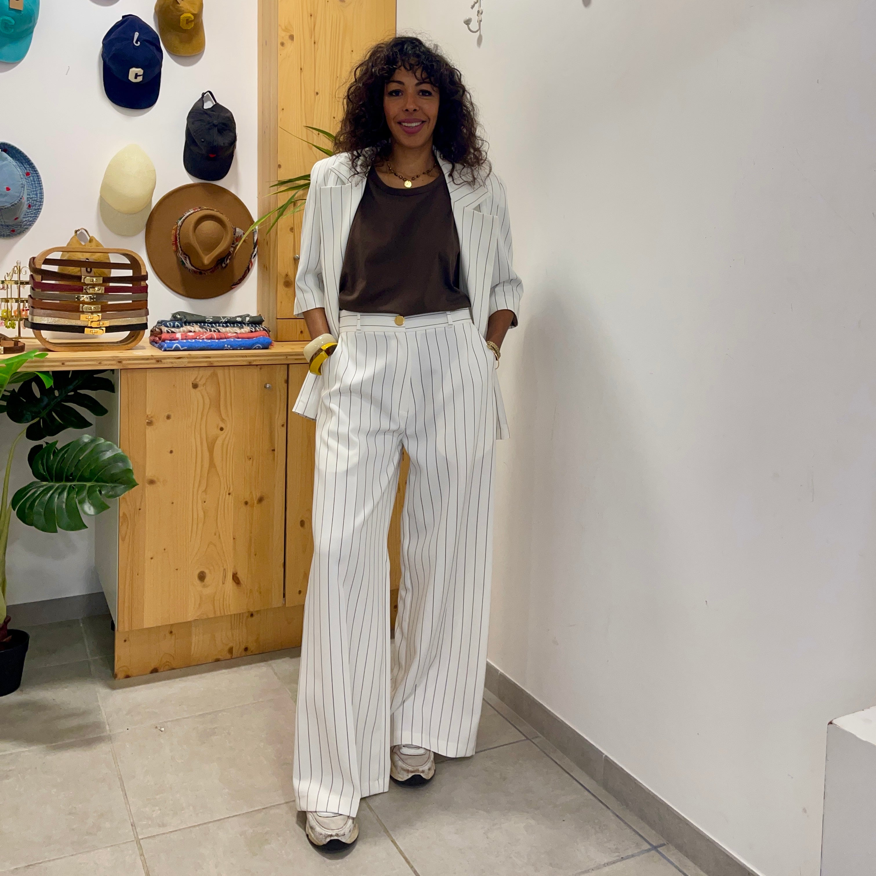 Pantalon IZIA blanc rayé marron