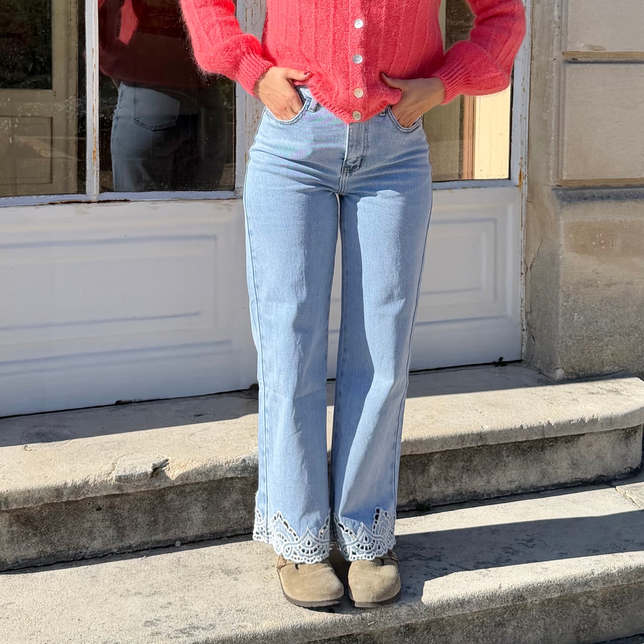 Jean wide NOLA bleu clair, taille haute, broderie bas de jambe