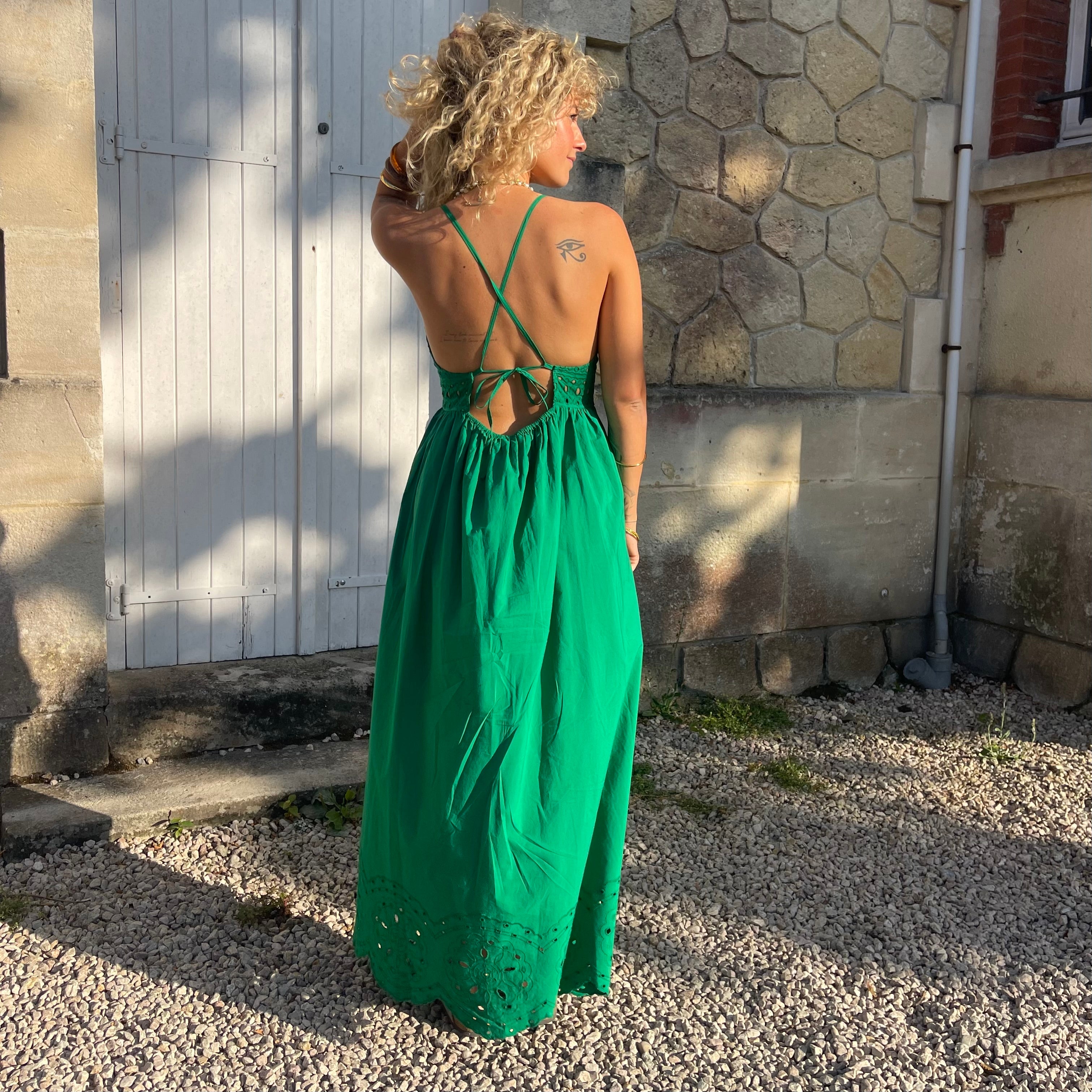 Robe SALMA verte brodée fluide à fines bretelles en coton