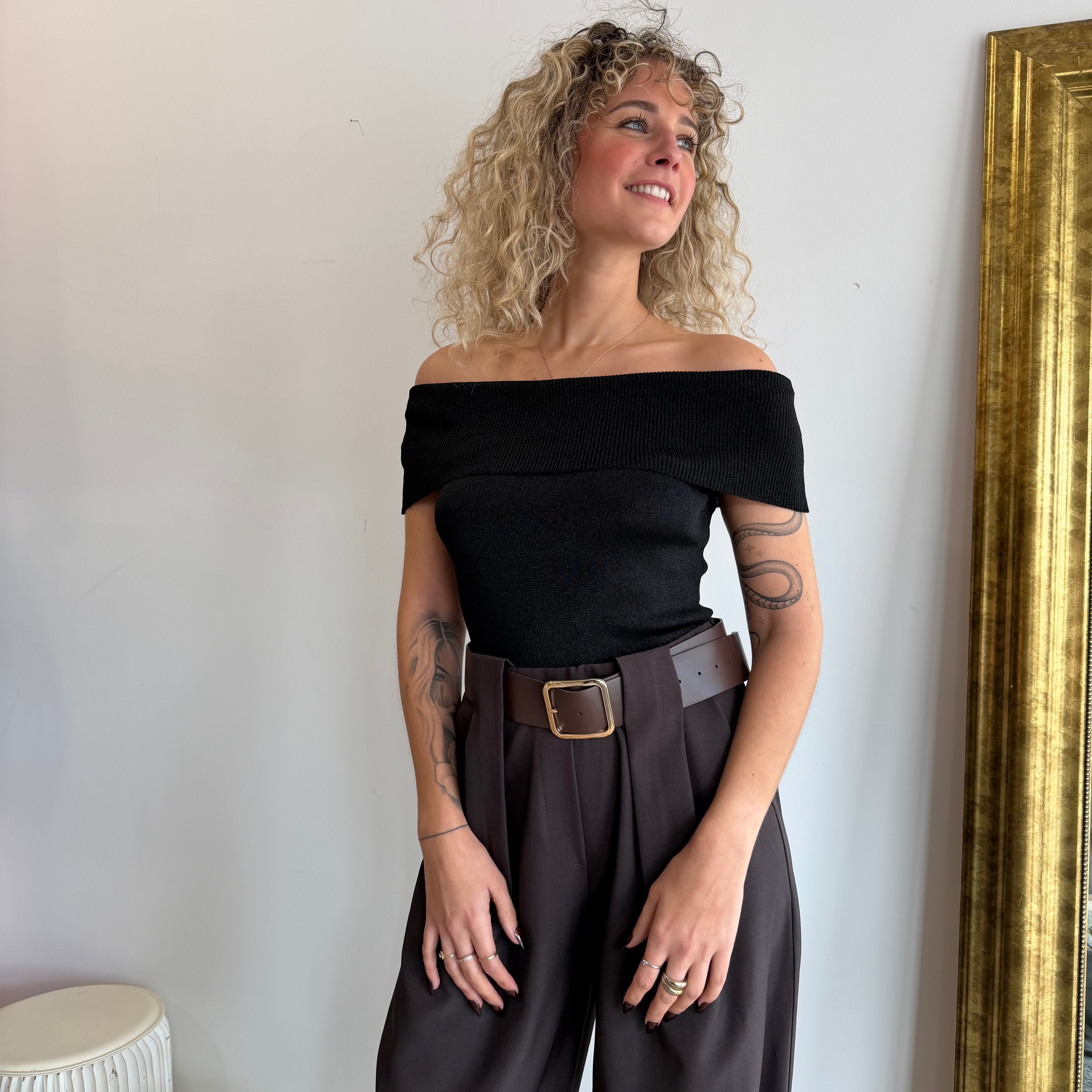 Top LOMI ajusté noir irisé au col bardot