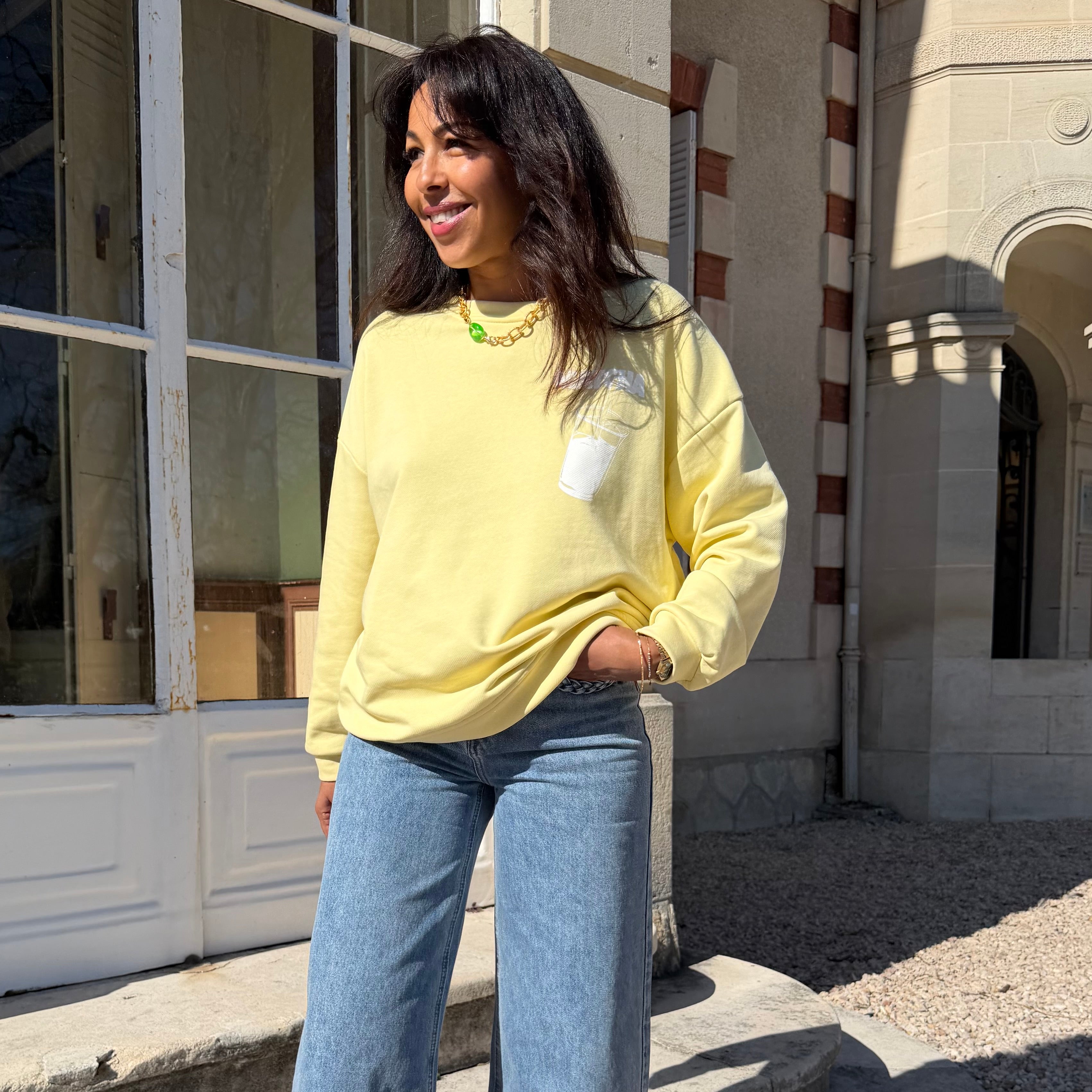 Sweat MATCHA en coton jaune avec logo blanc.