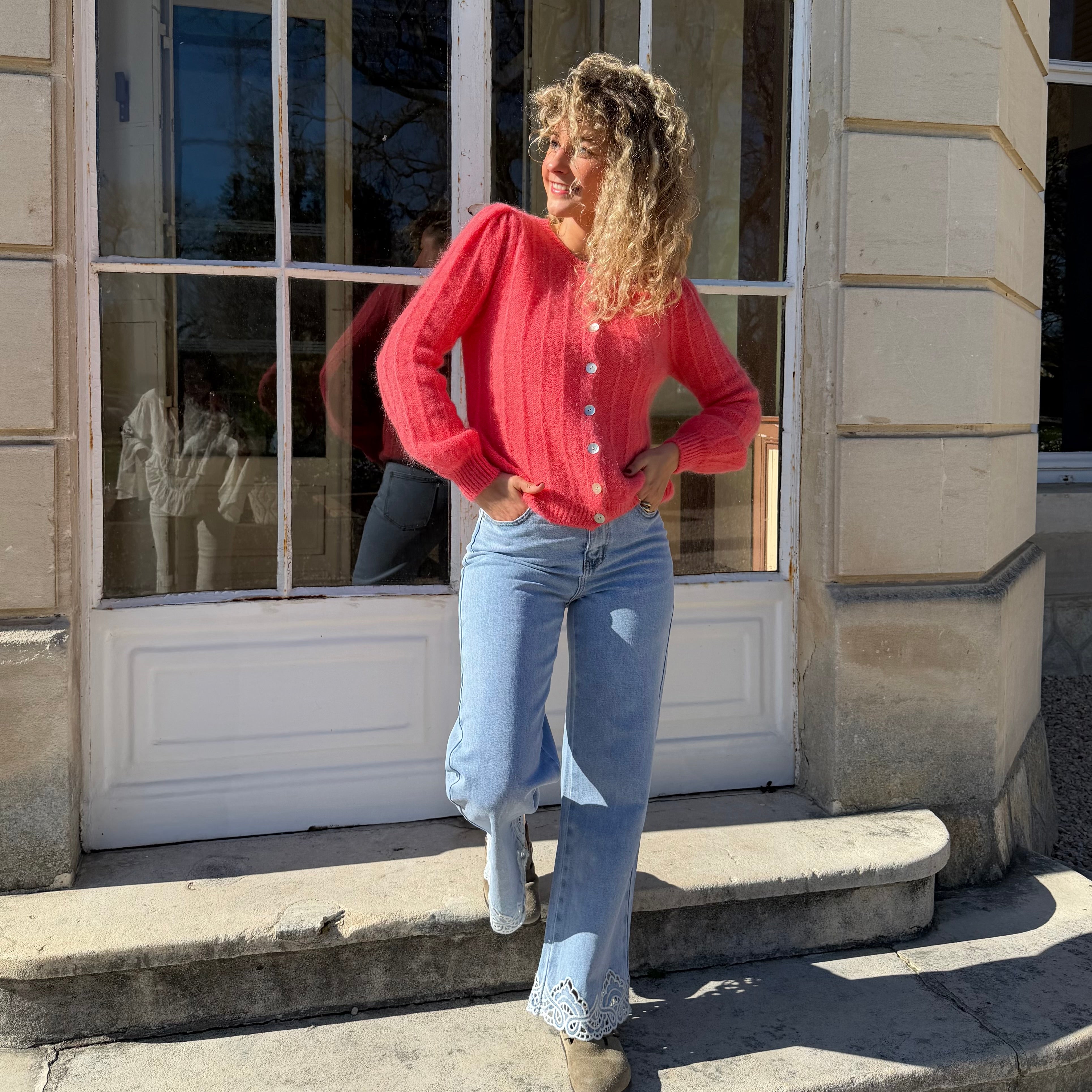 Gilet MONIKA douce maille corail à fines côtes.