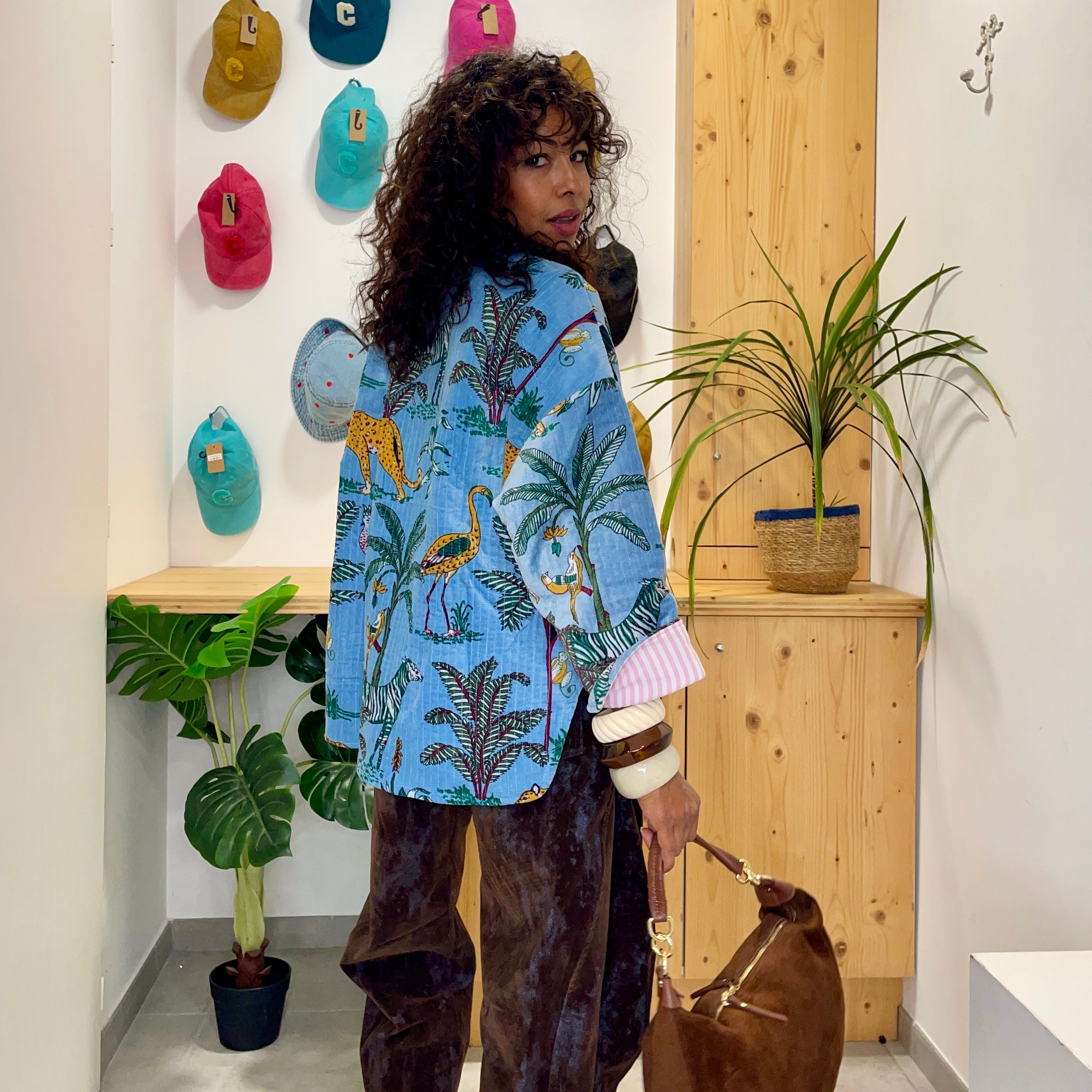 Veste oversize effet velours matelassé JUDITH bleu turquoise ornée d'illustrations végétales et animales