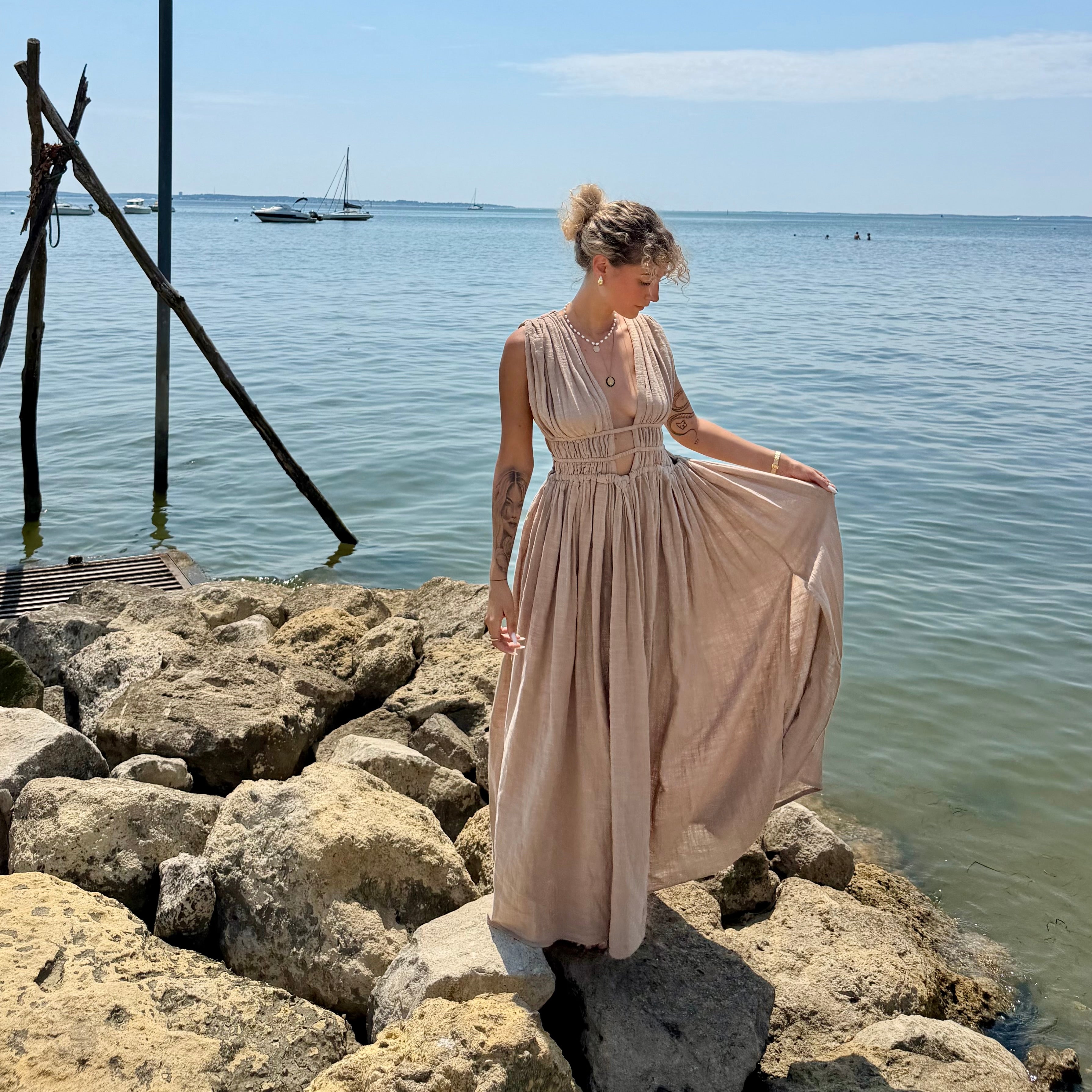 Robe GRECQUE bohème taupe dos nu