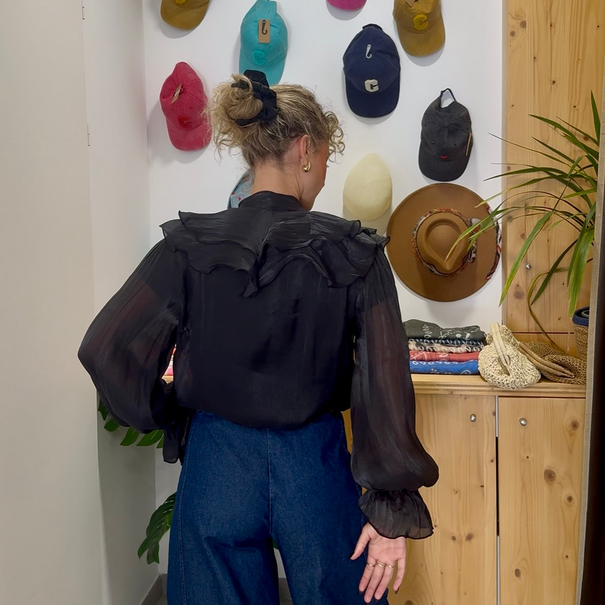 Blouse MILA à volants superposés noir satinée
