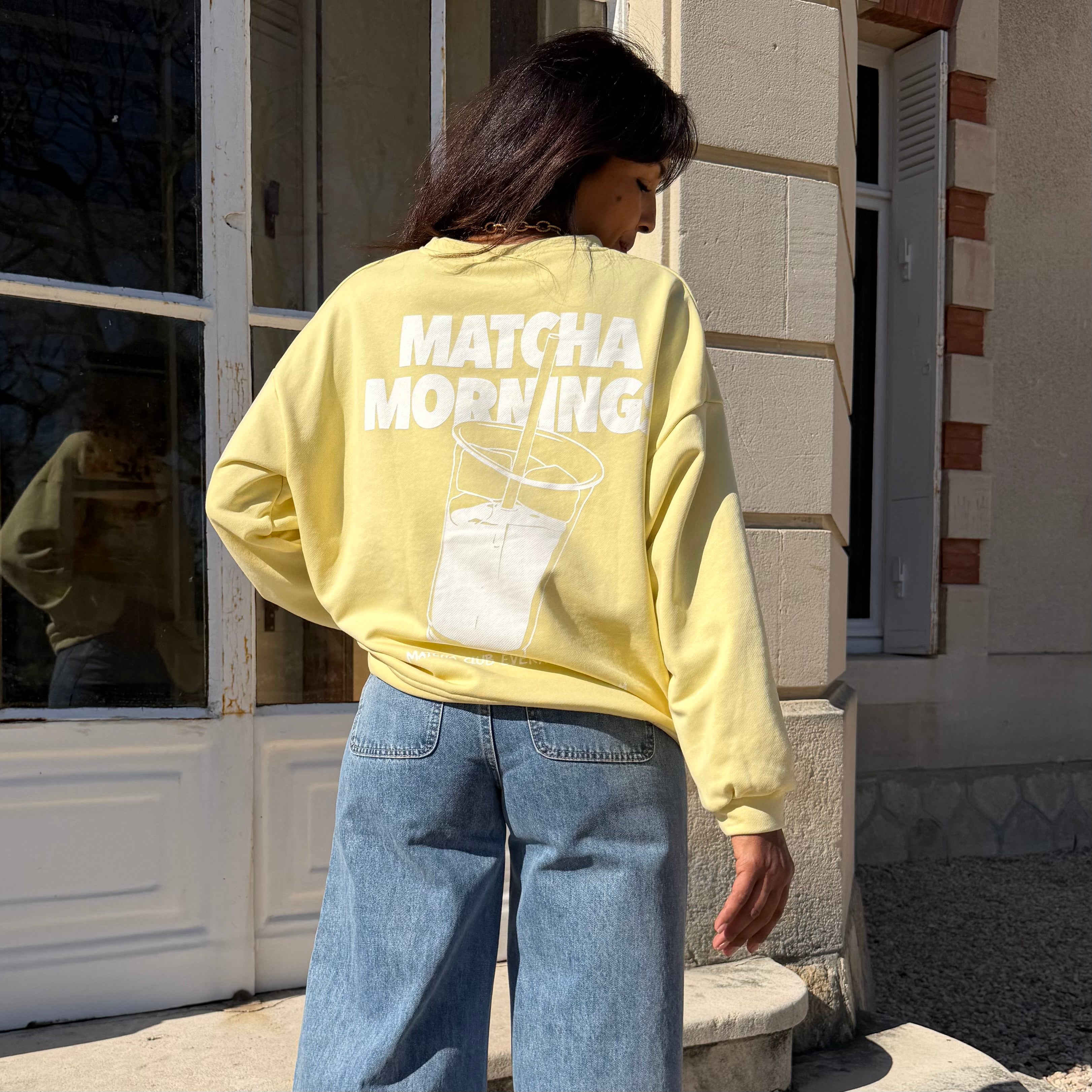 Sweat MATCHA en coton jaune avec logo blanc.