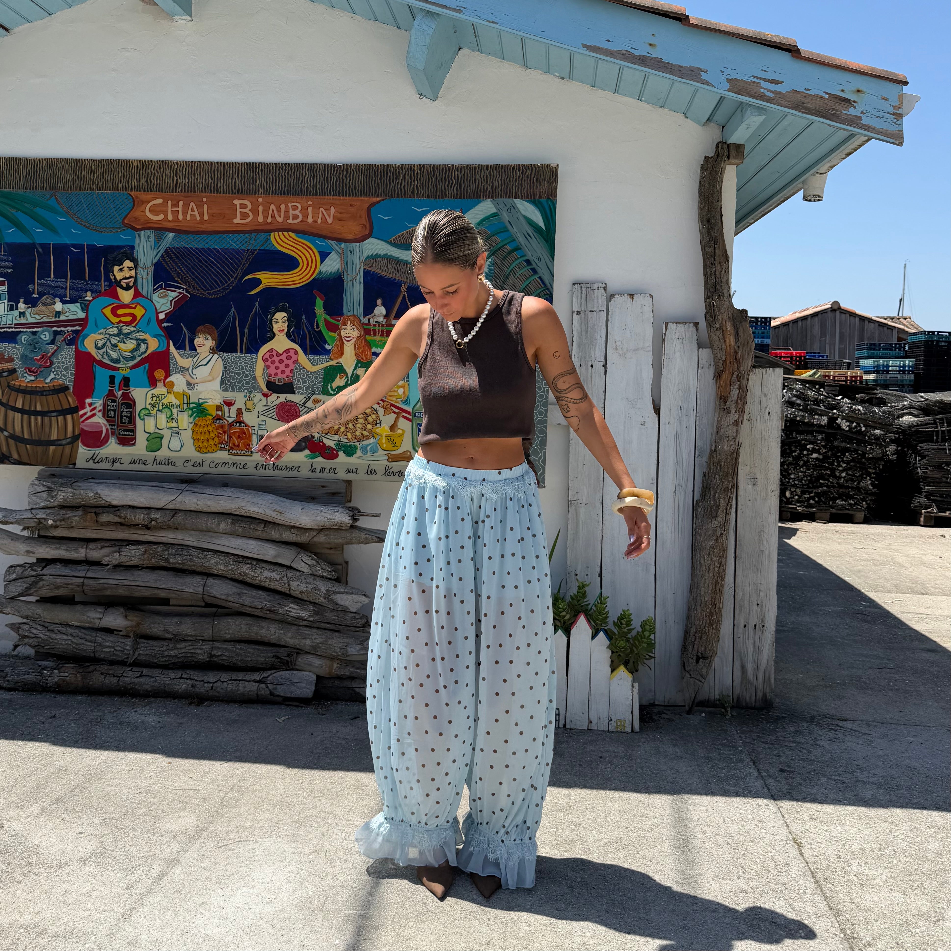 Pantalon VOILE bleu à pois forme boule détails dentelle
