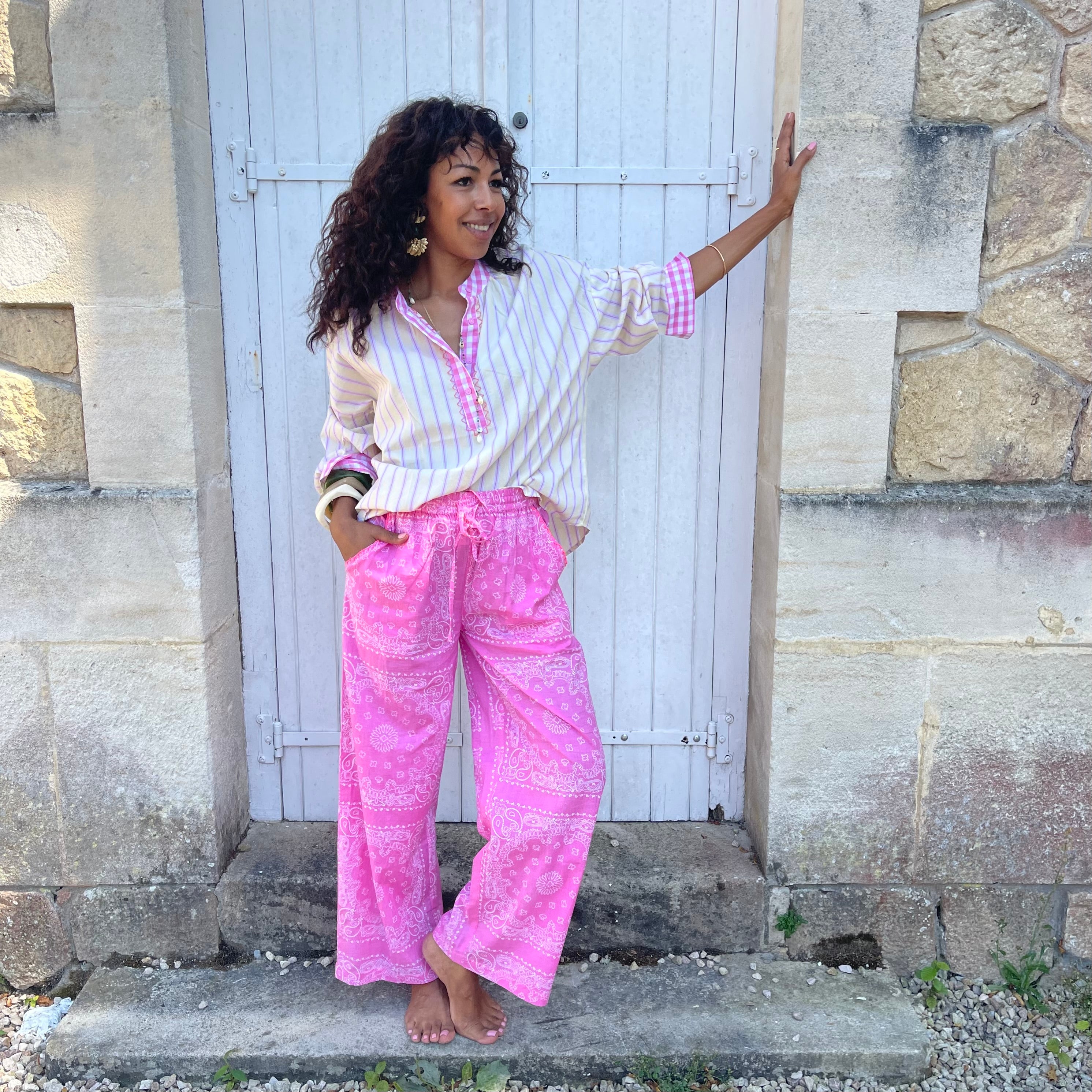 Pantalon KOTO imprimé bandana rose à la coupe fluide et légère
