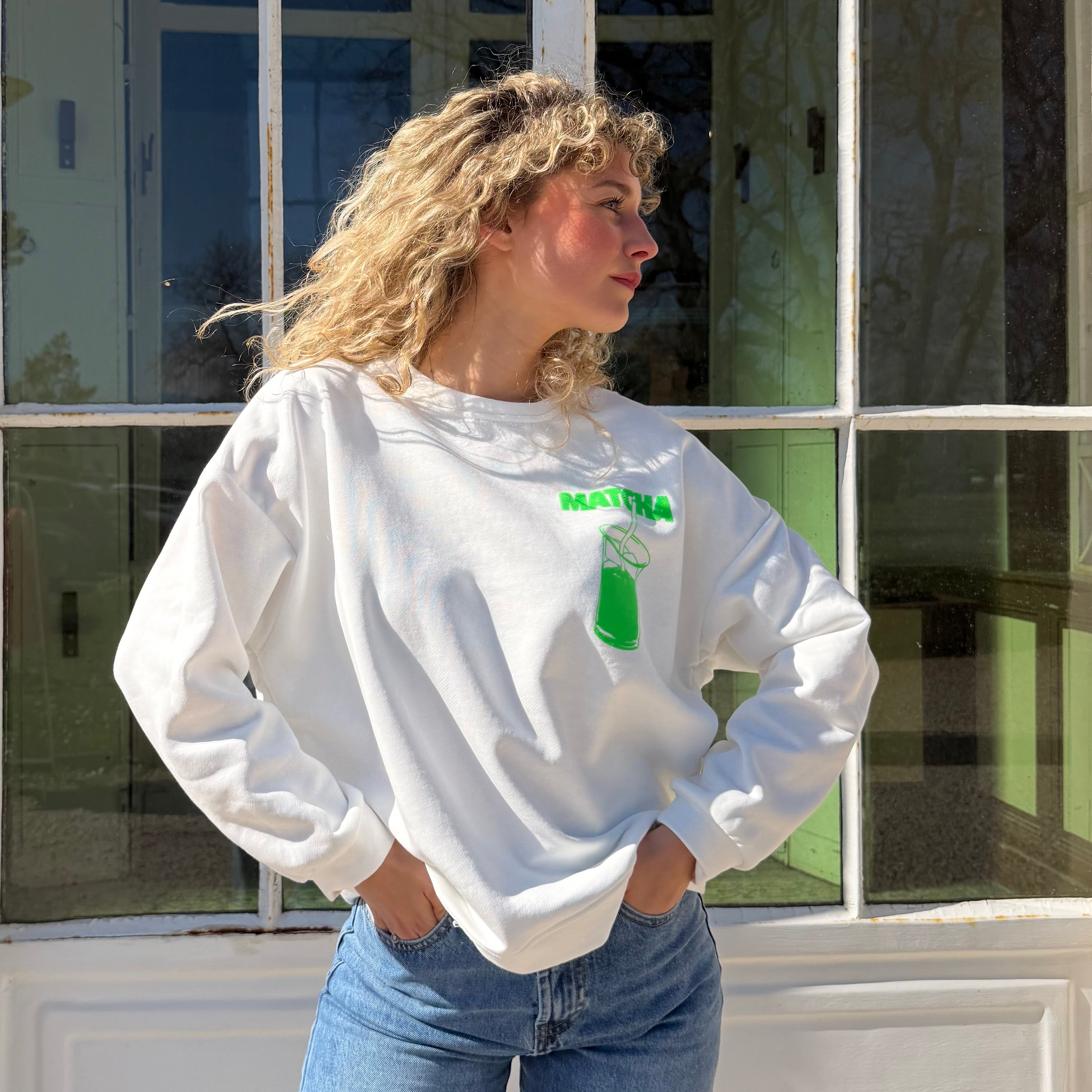 Sweat MATCHA en coton blanc avec logo vert.