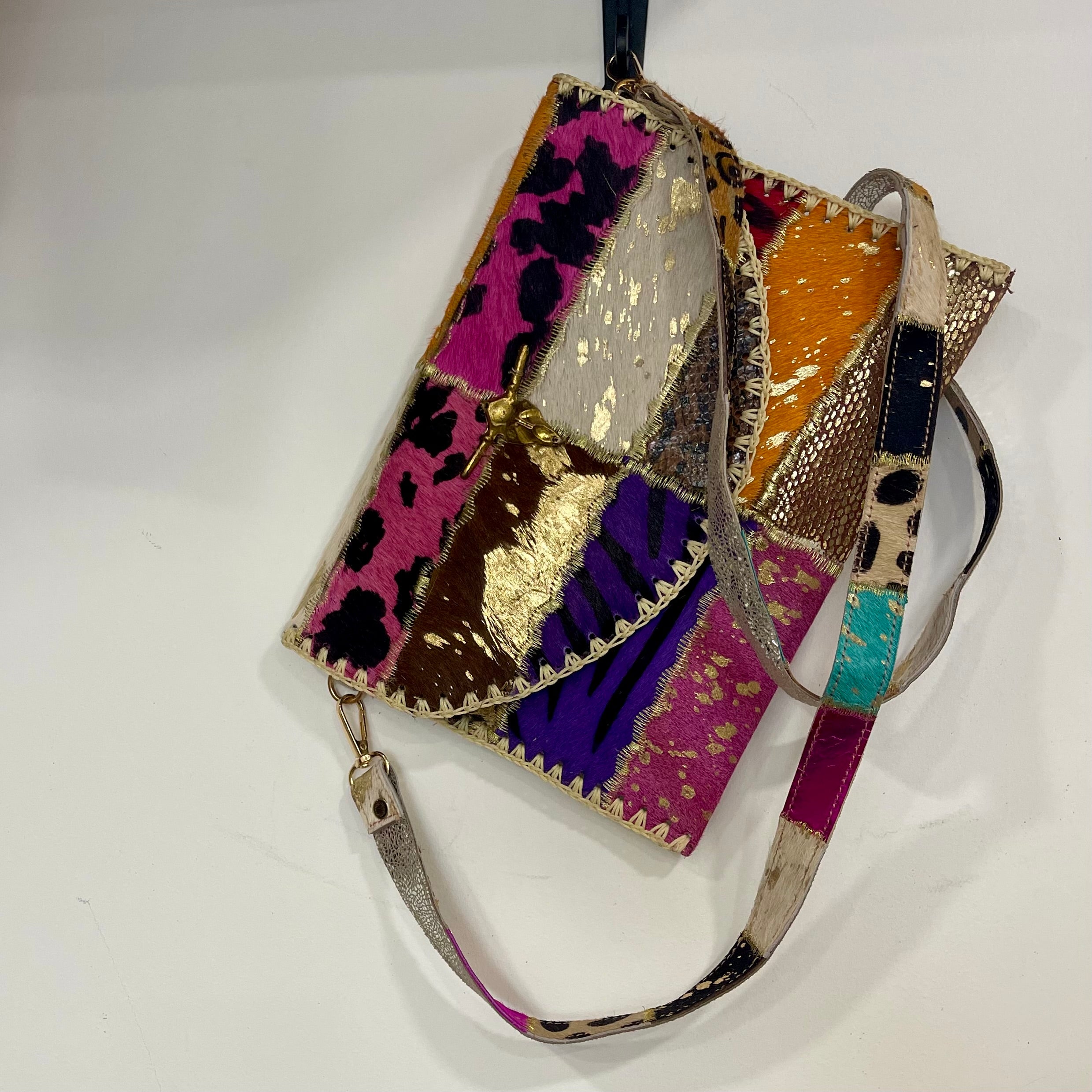 Pochette PATCHWORK rose en cuir de vachette avec bandoulière