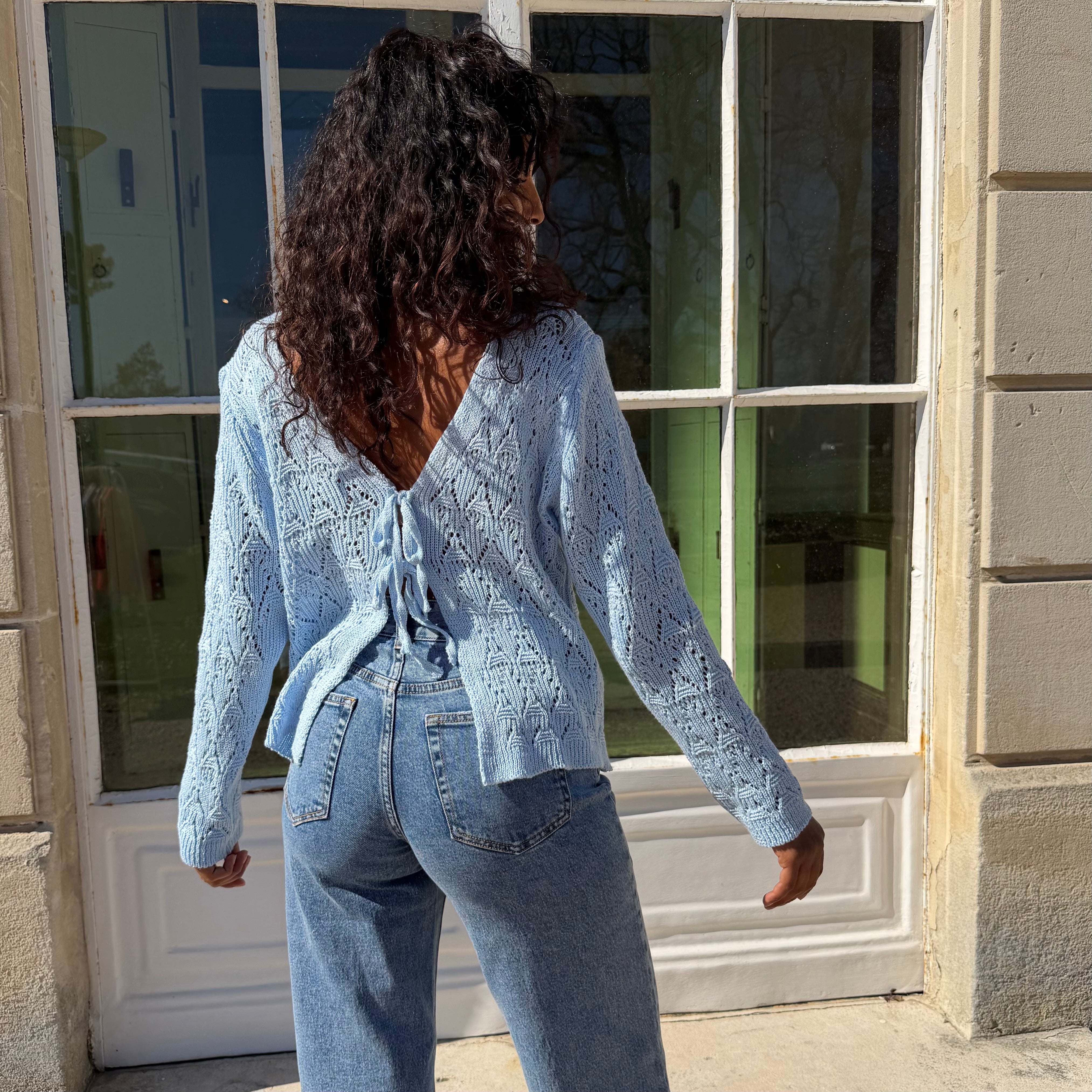 Gilet manches longues GRACE en maille ajouré bleu.