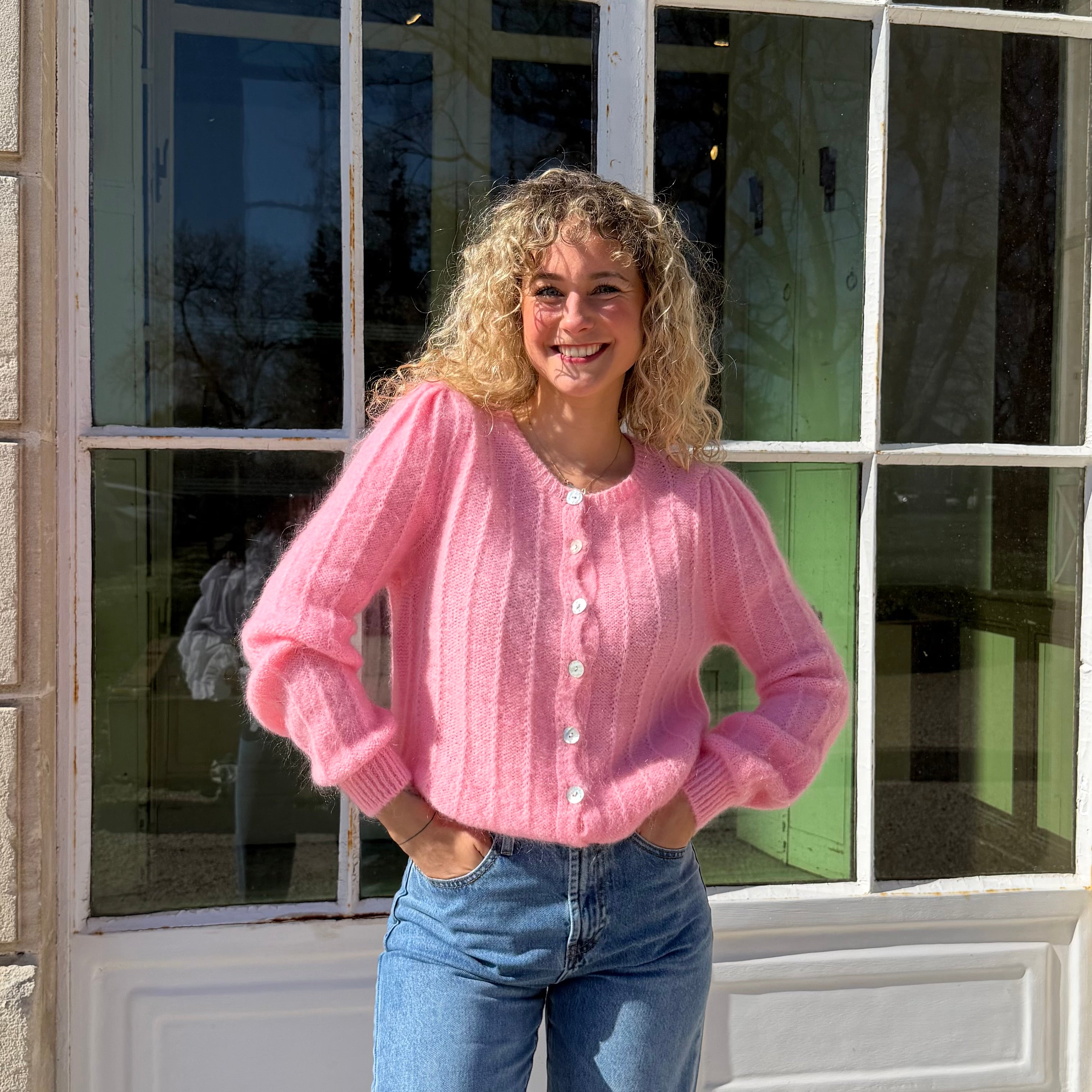 Gilet MONIKA douce maille rose à fines côtes.