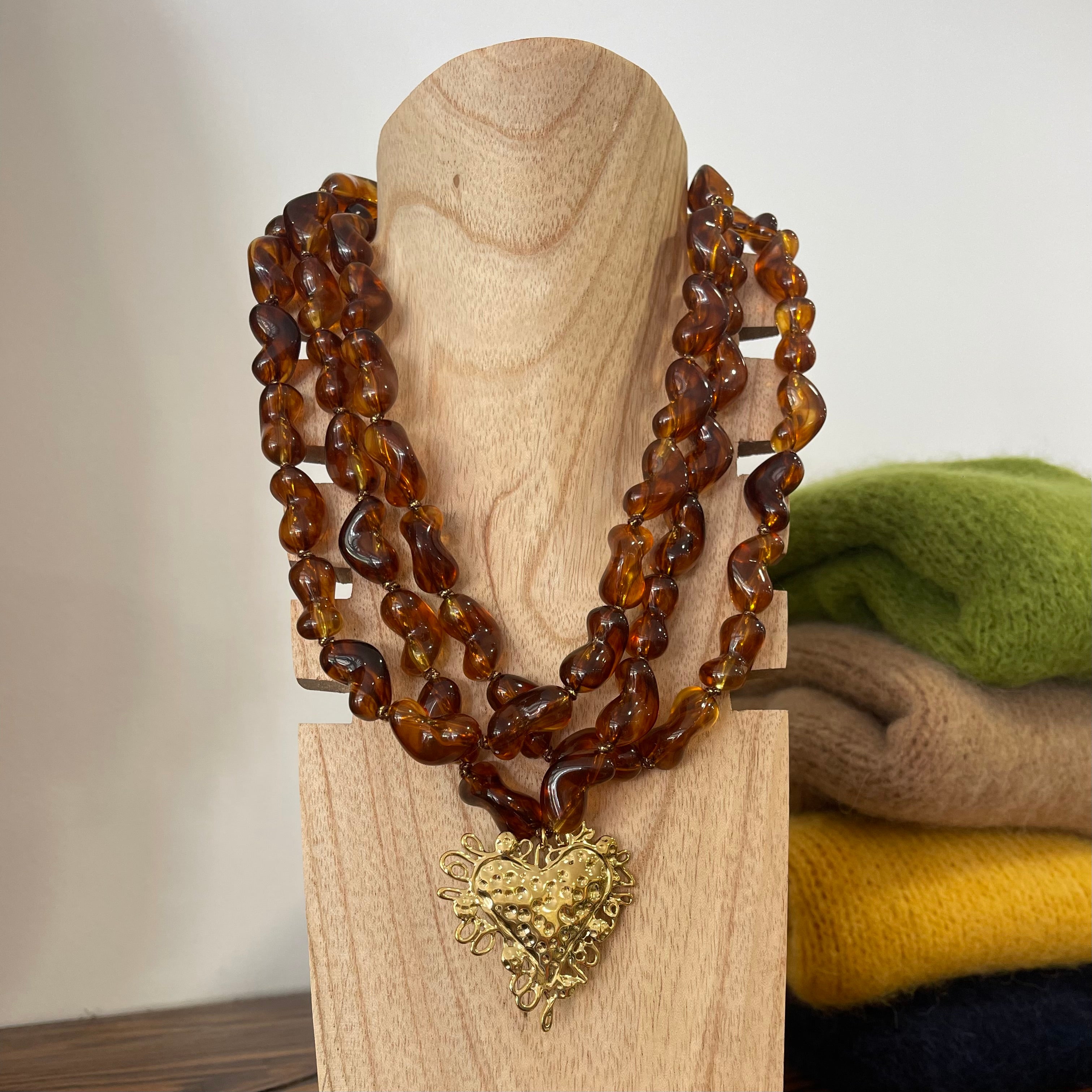 Collier marron  grosses perles prendentif cœur