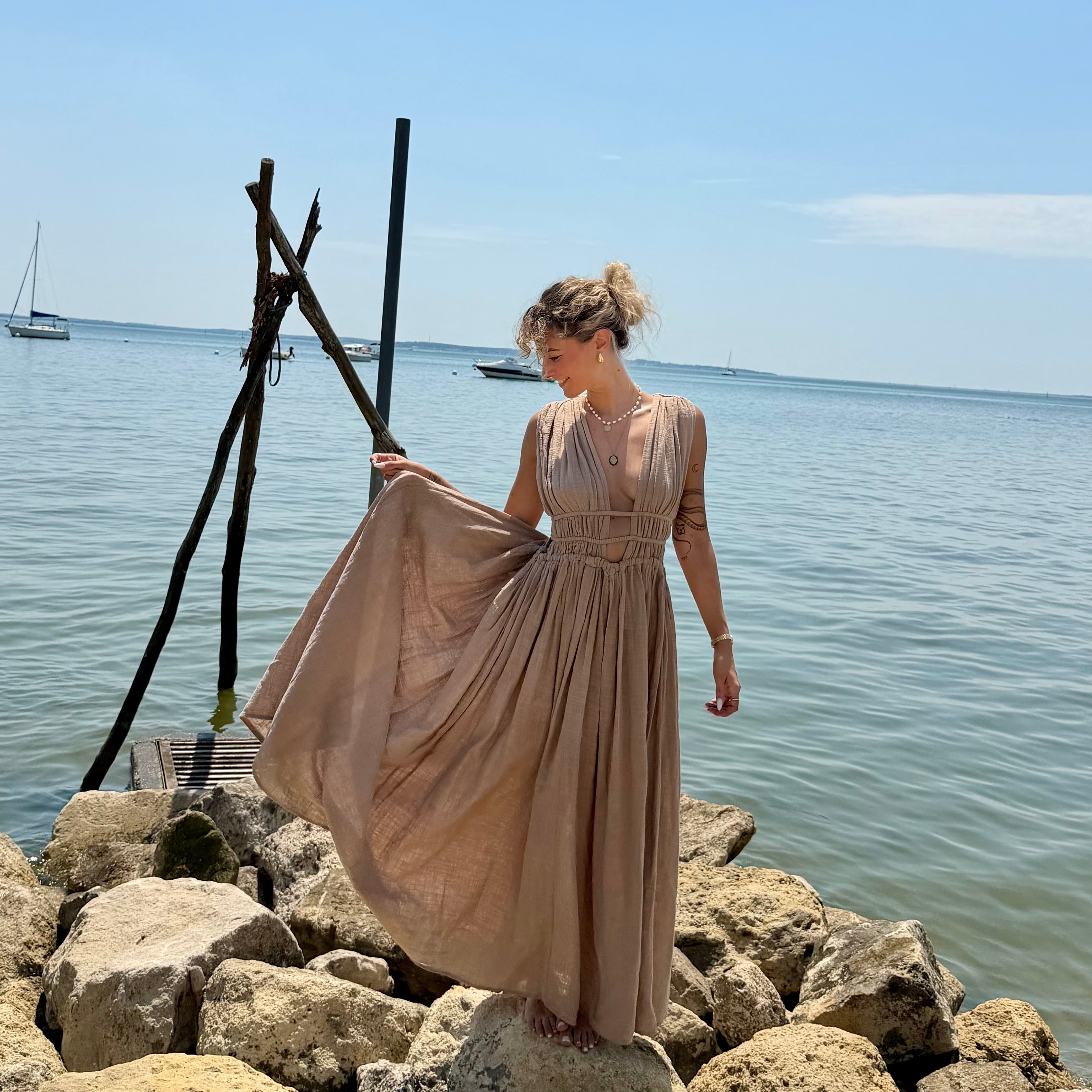 Robe GRECQUE bohème taupe dos nu