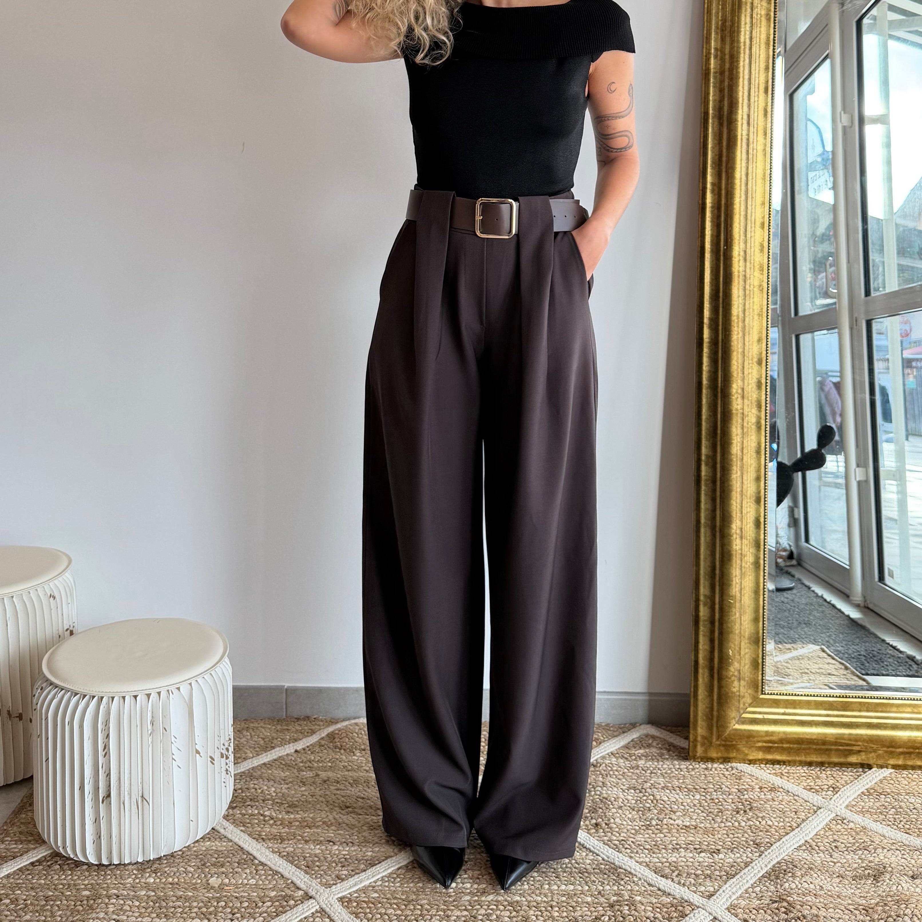 Pantalon tailleur SUSY marron à la coupe fluide