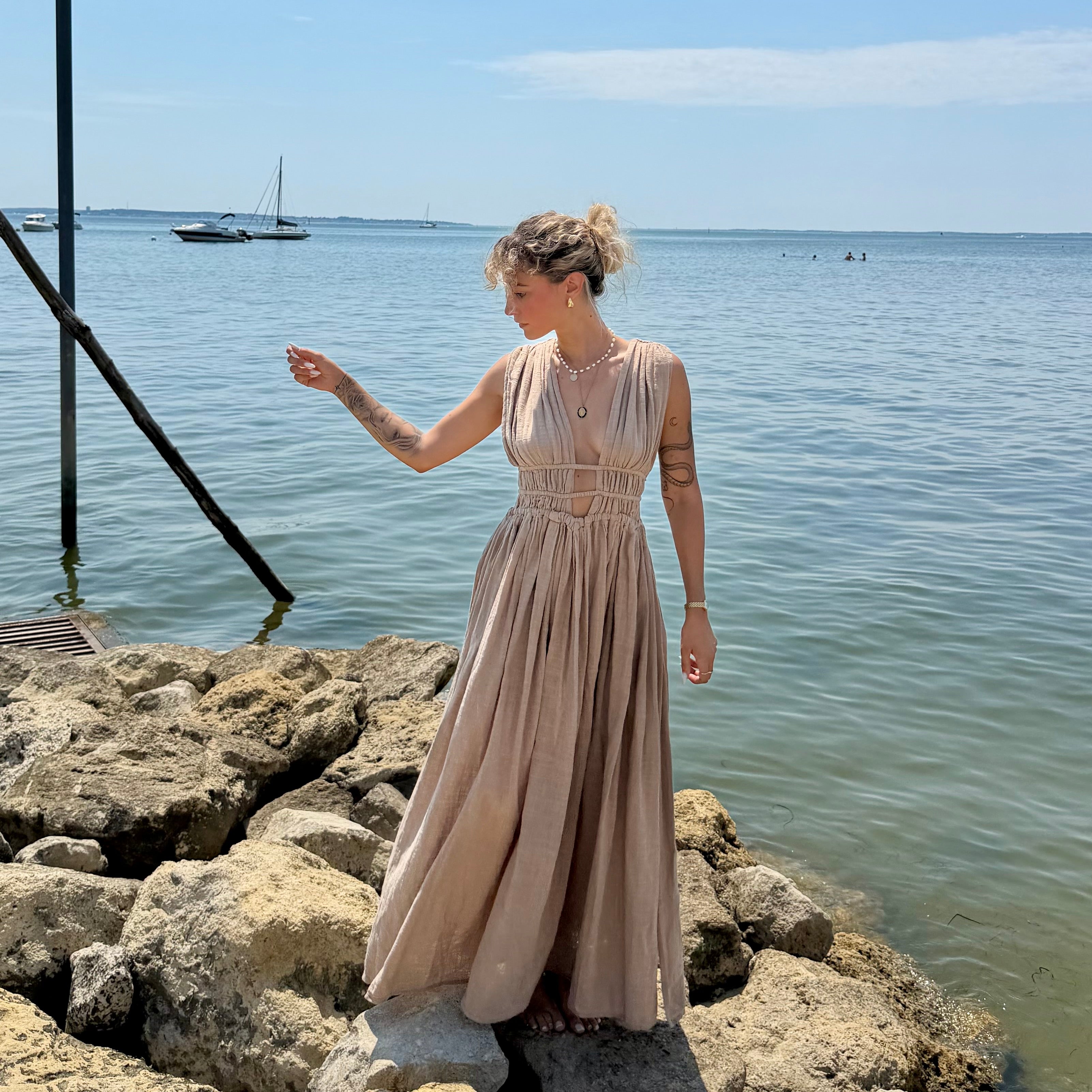 Robe GRECQUE bohème taupe dos nu