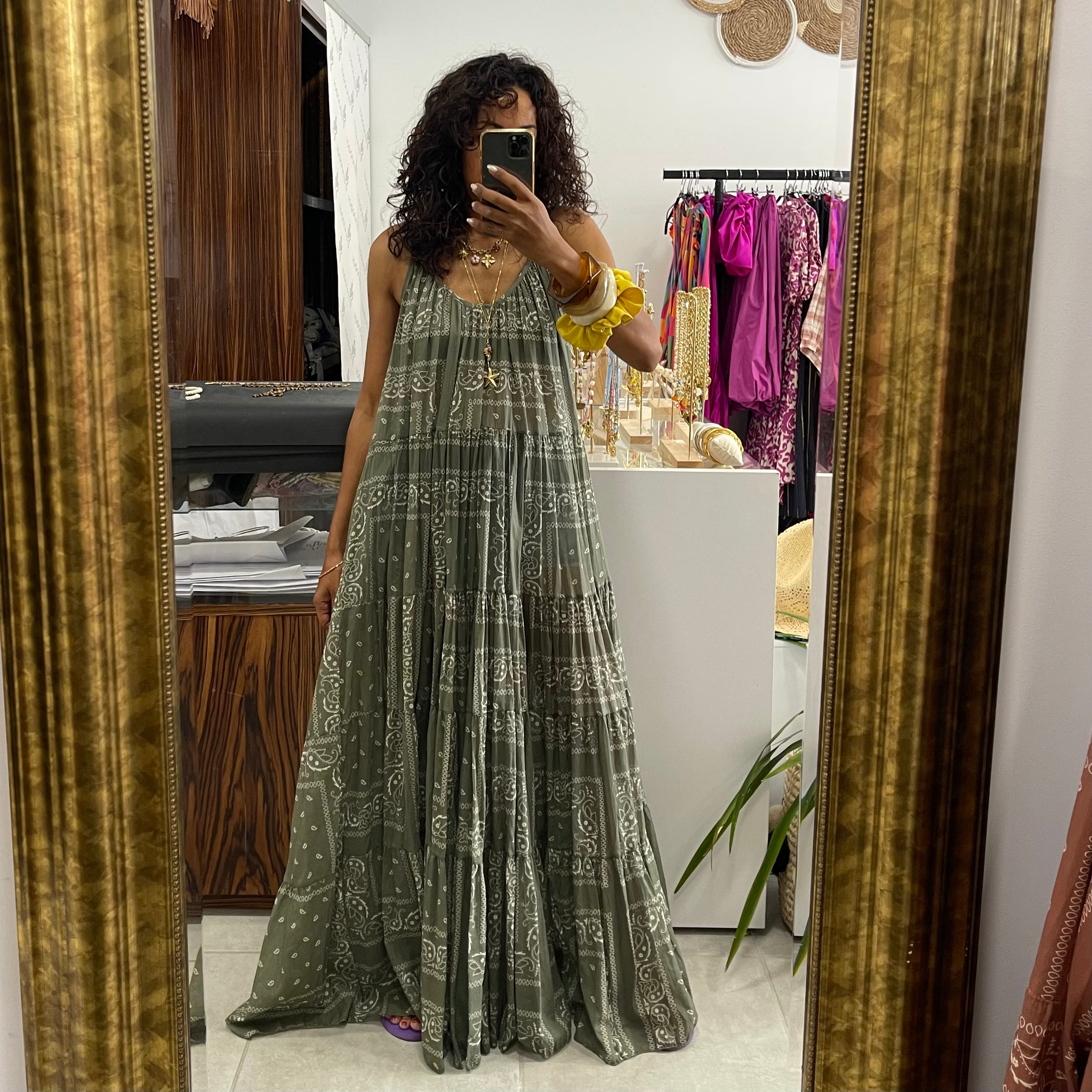 Robe longue imprimé BANDANA kaki au dos nu et à la couple fluide