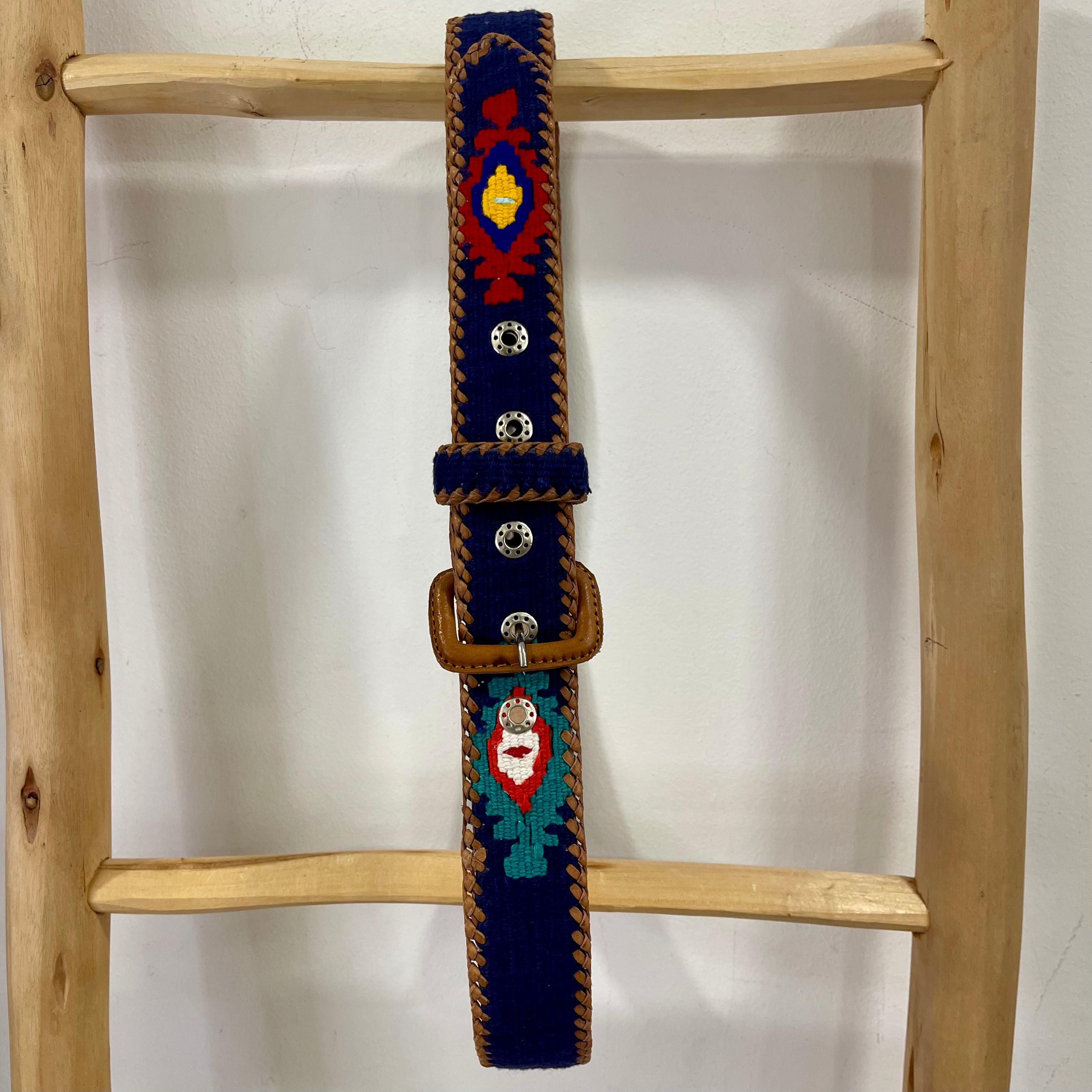 Ceinture cuir brodé main bleu marine T.38