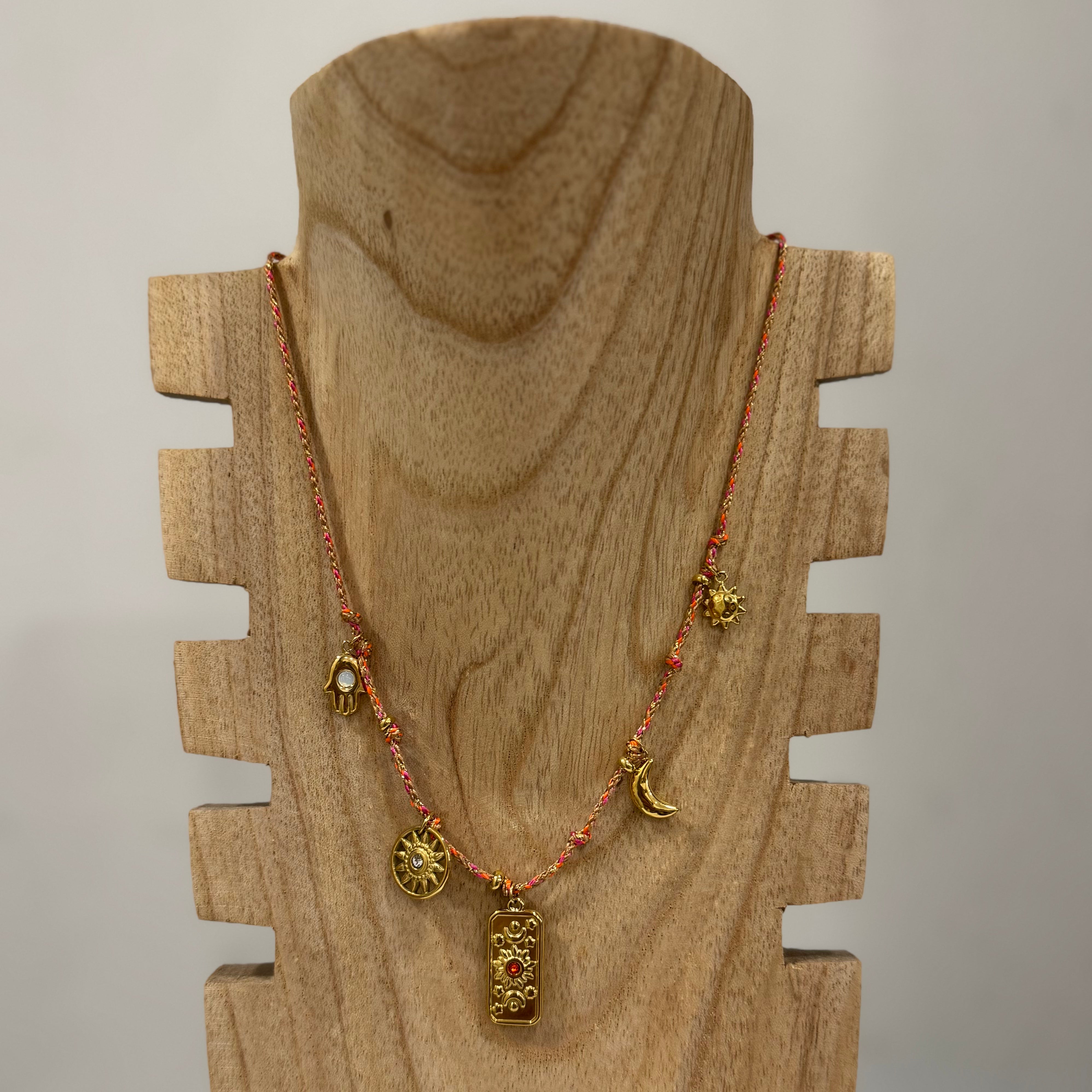 Collier tressé ras de cou orange avec pendentifs