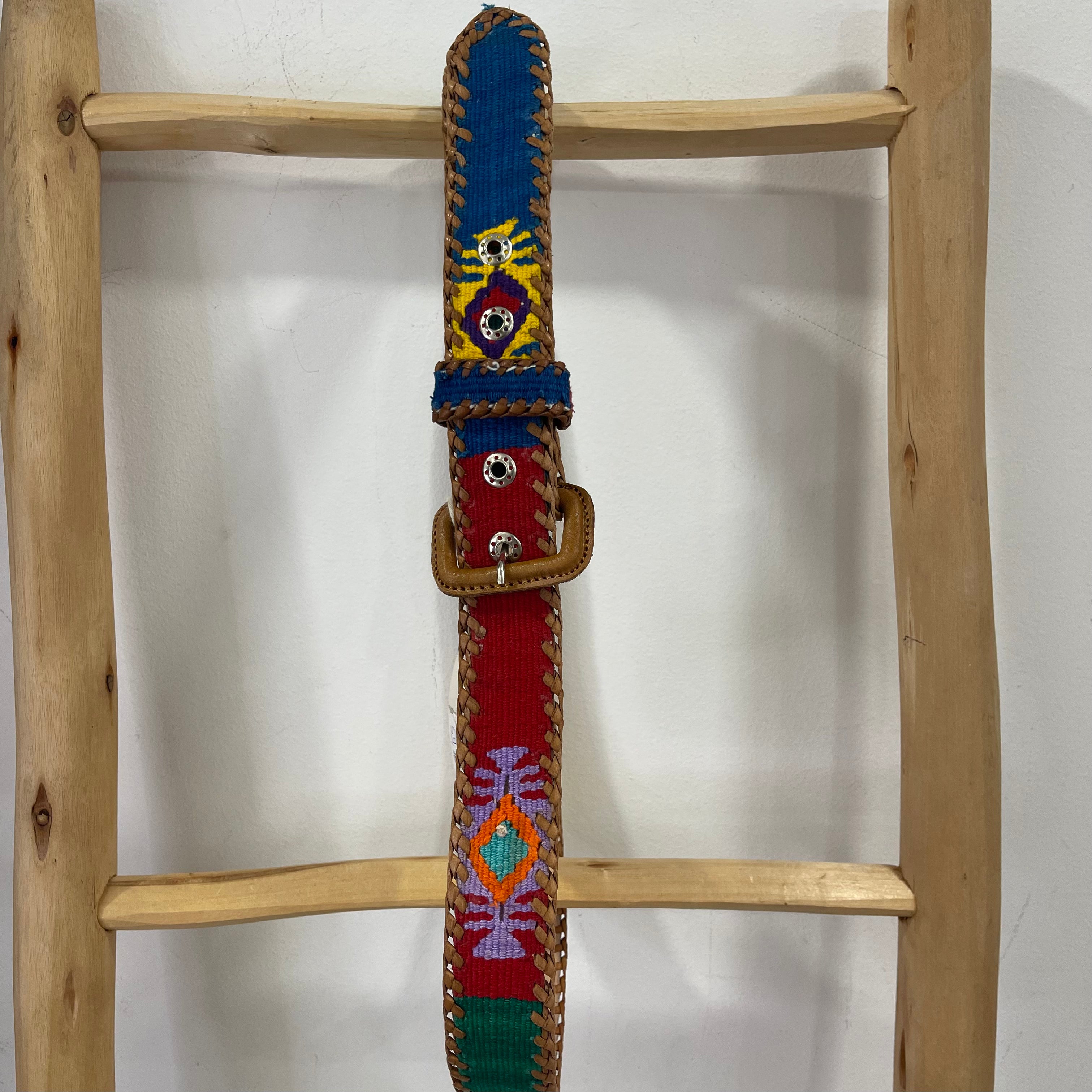 Ceinture en cuir brodé main rouge/beu T.38