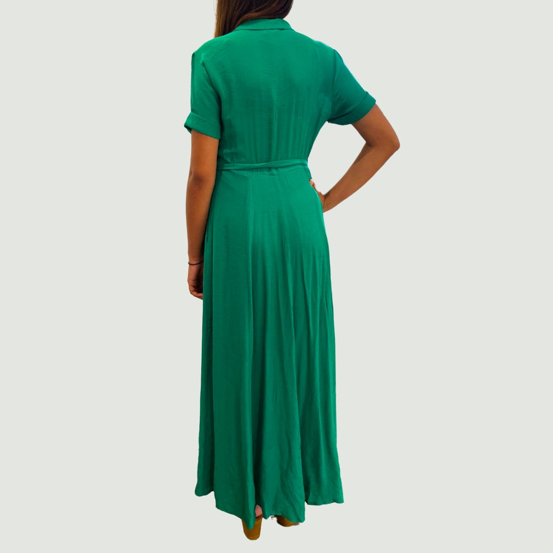 Robe chemise longue et fluide LISA verte dotée d'une ceinture à nouer à la taille